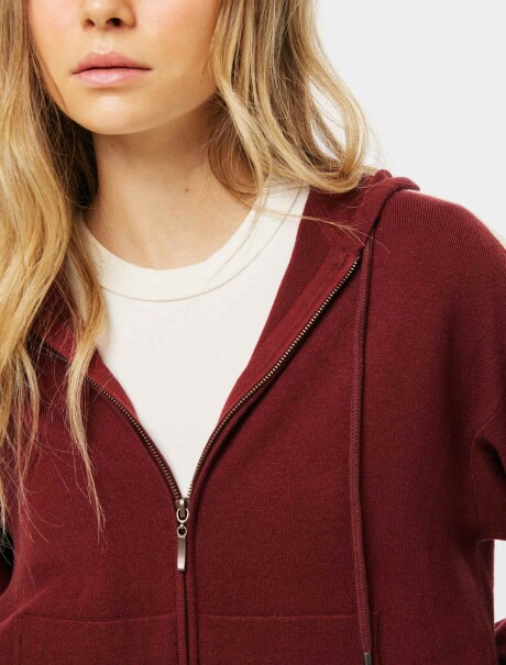 CAMPERA DE PUNTO CON CAPUCHA BORDEAUX