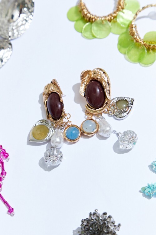 Caravanas piedras y concha dije multicolor