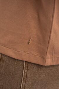 Remera Escote V Algodón Mocha