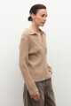 Sweater cuello polo con estructuras tostado melange