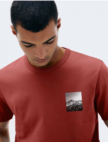 CAMISETA MANGA CORTA CON ESTAMPA ROJO