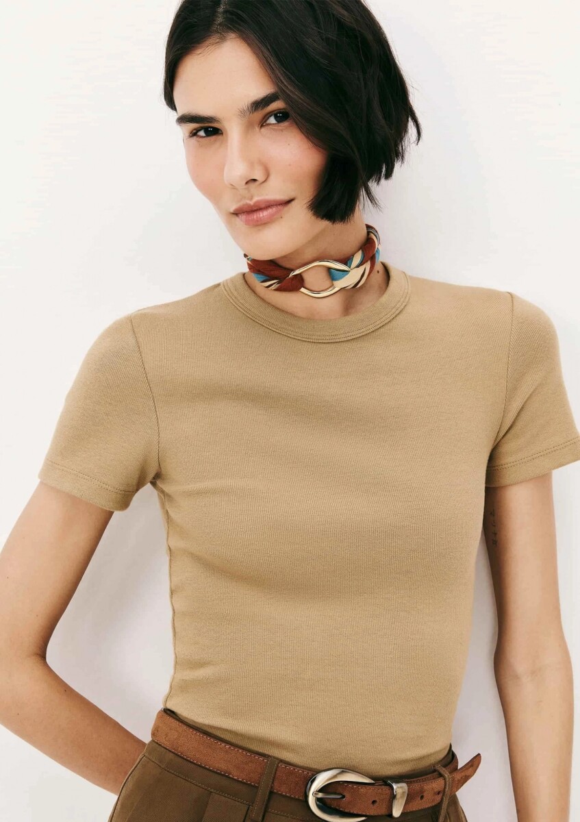 BLUSA CROPPED EN TELA ACANALADA - MARRÓN 