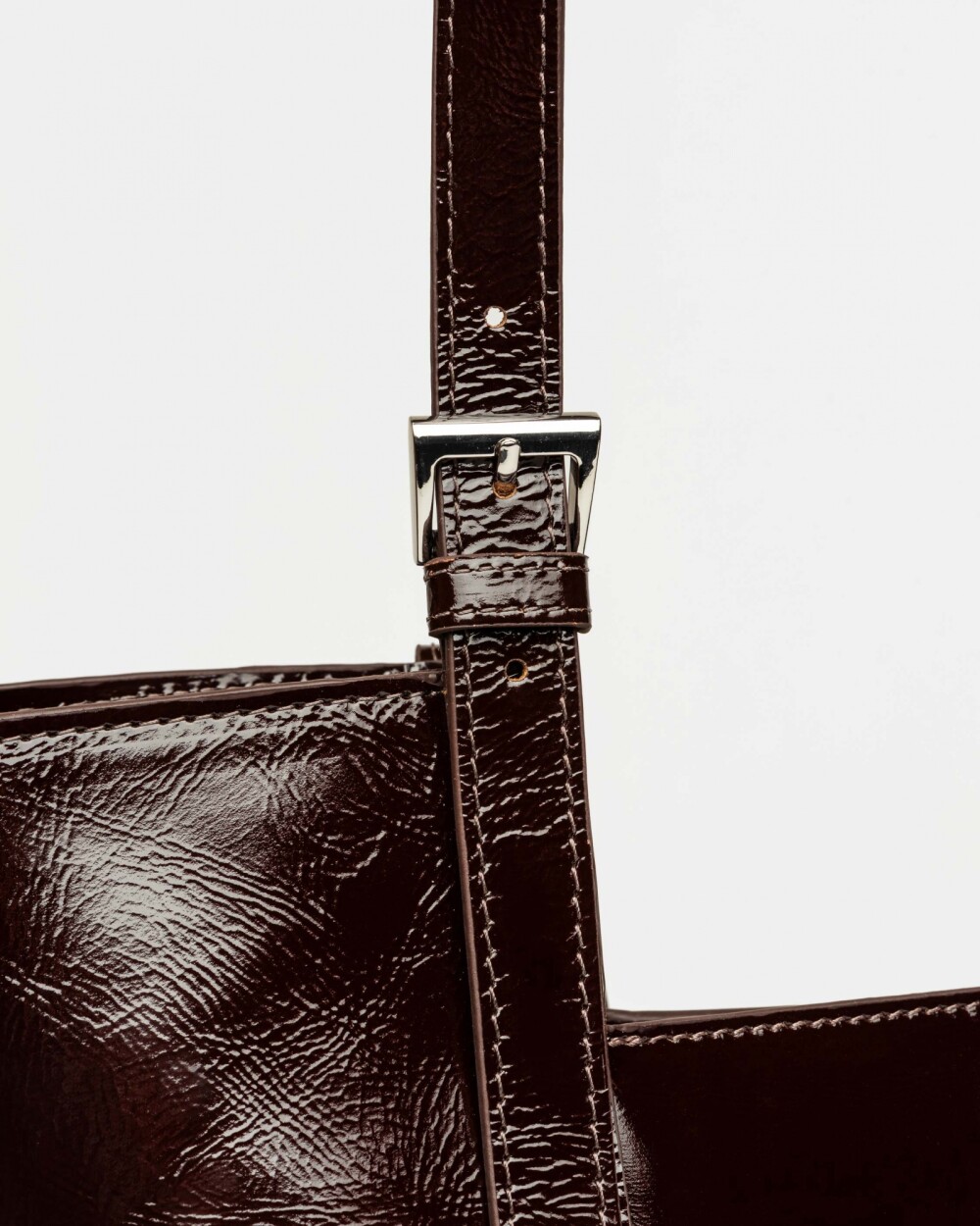 Shopper The Icon en cuero charol arrugado Red Tabaco