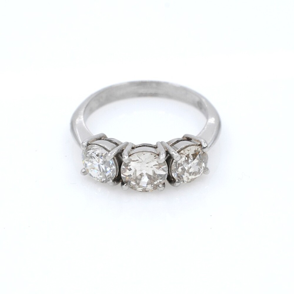 Anillo estilo antiguo en platino, con 3 brillantes, engarce 4 puntas. Anillo estilo antiguo en platino, con 3 brillantes, engarce 4 puntas.