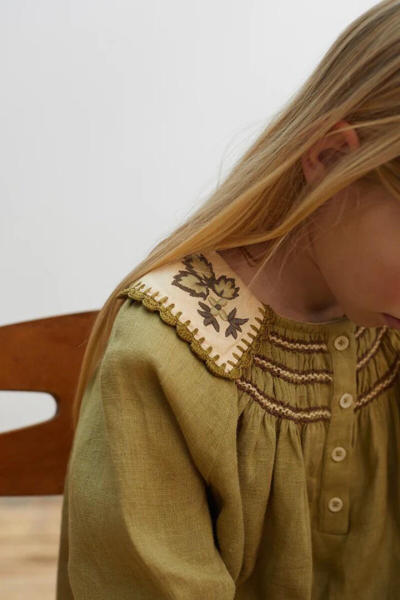 Blusa Boho bordada oliva 