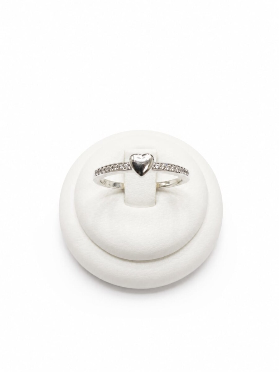 Anillo con zirconias y corazón al centro 