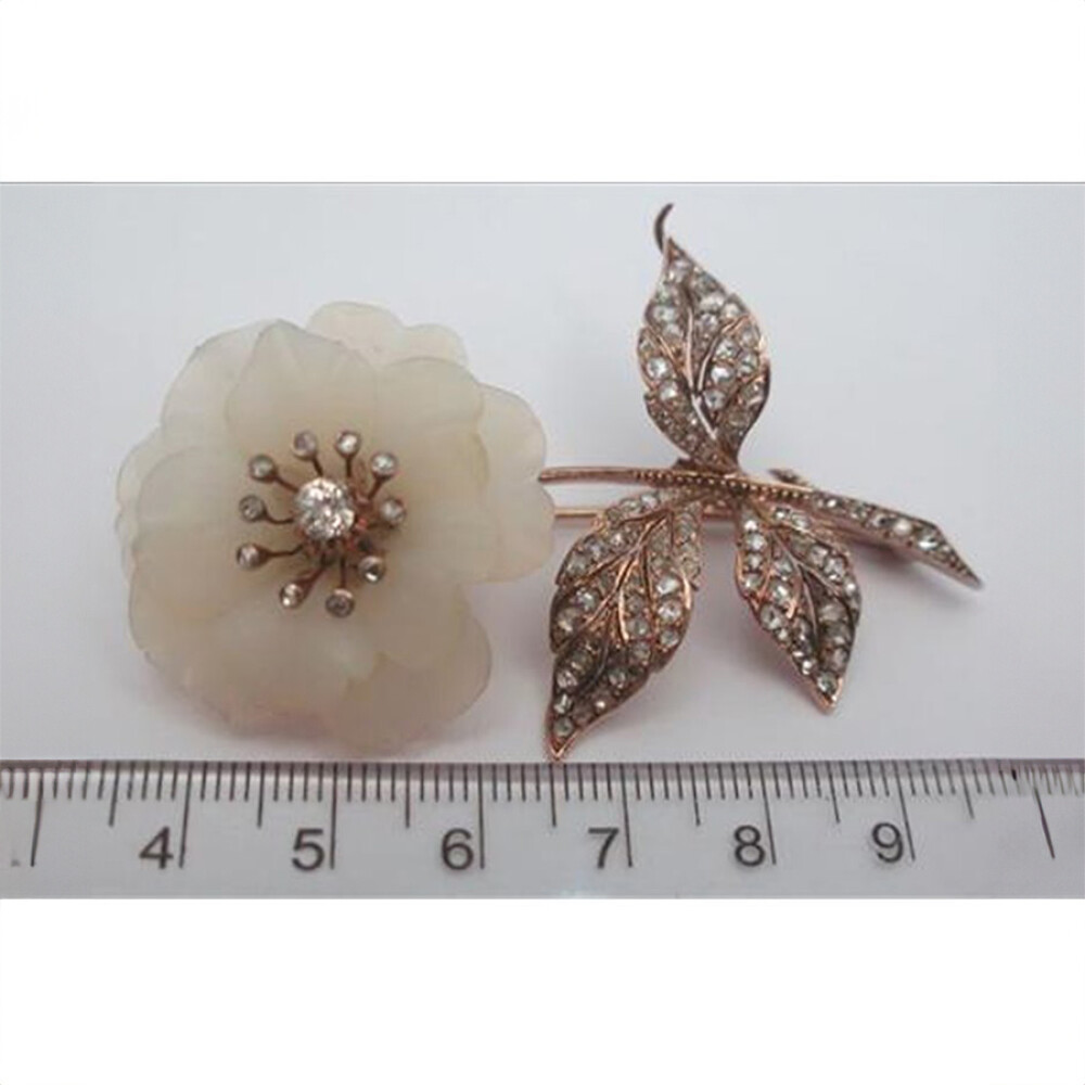 Prendedor Oro 18K, cuarzo blanco, brillante y diamantes Prendedor Oro 18K, cuarzo blanco, brillante y diamantes