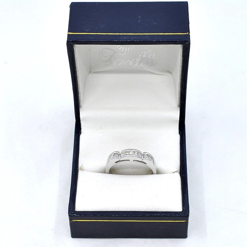 Anillo En Oro 18K Blanco Con Brillantes Anillo En Oro 18K Blanco Con Brillantes