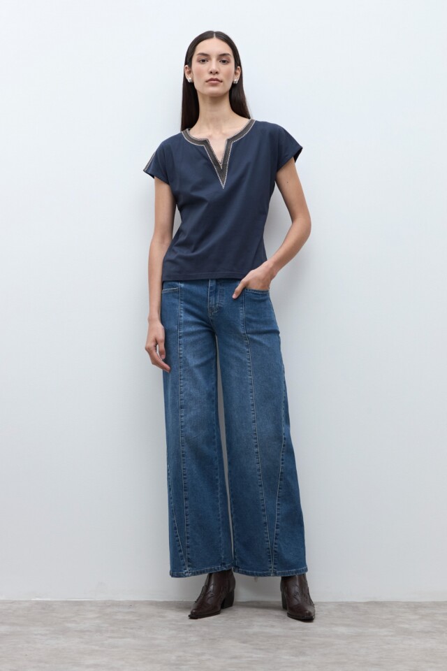 Remera escote V con bordados azul marino