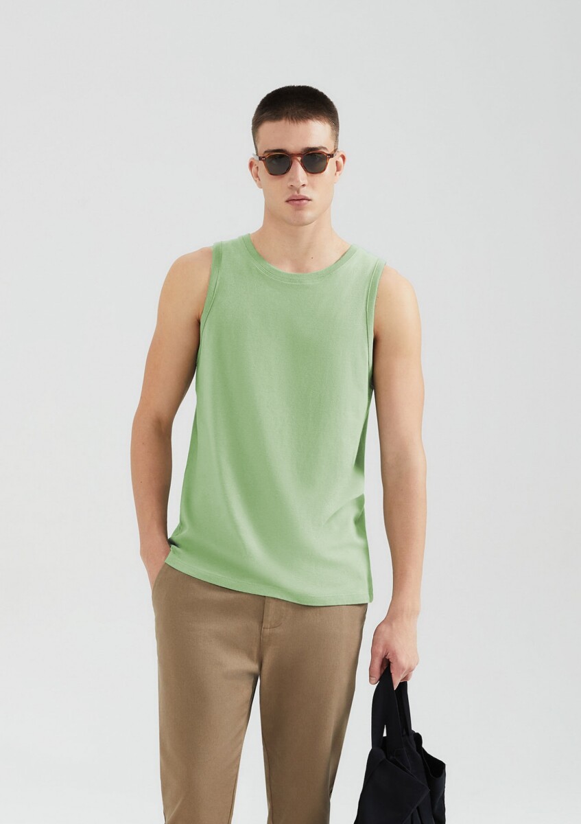 MUSCULOSA BÁSICA WORLD - VERDE CLARO 