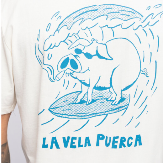 Remera La isla x La Vela - Chancho Ola Remera La isla x La Vela - Chancho Ola