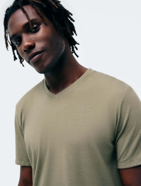 CAMISETA BÁSICA WORLD CUELLO EN V VERDE