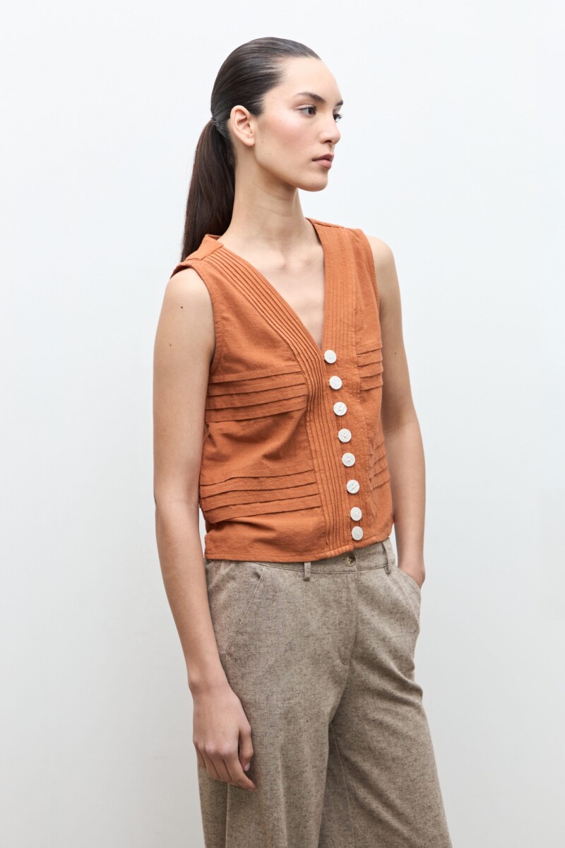 Blusa con alforzas lacre