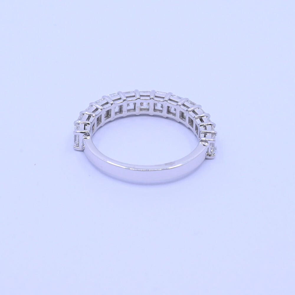 Anillo medio sin fin 18k blanco con 14 brillantes tallado esmeralda. Anillo medio sin fin 18k blanco con 14 brillantes tallado esmeralda.