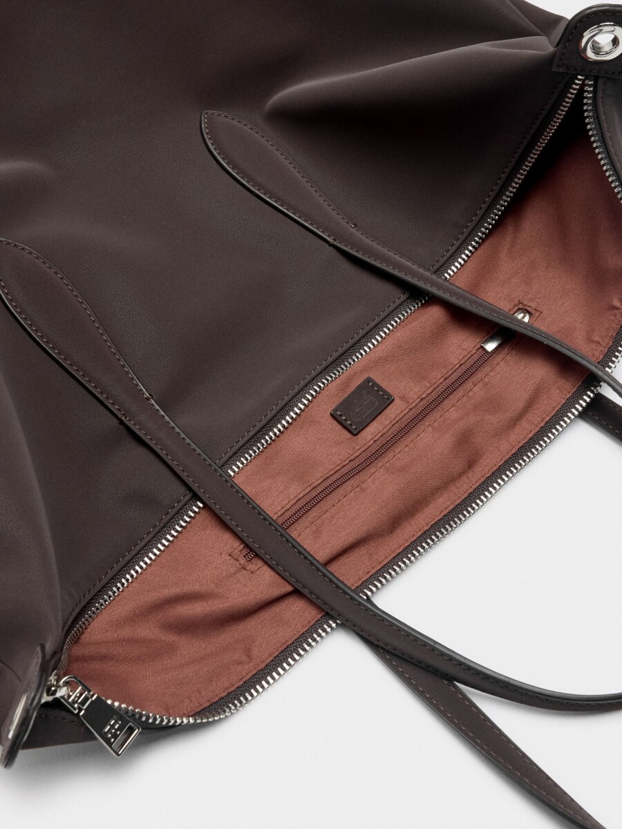 Bolso Shopper Textura Suave Con Colgante marron