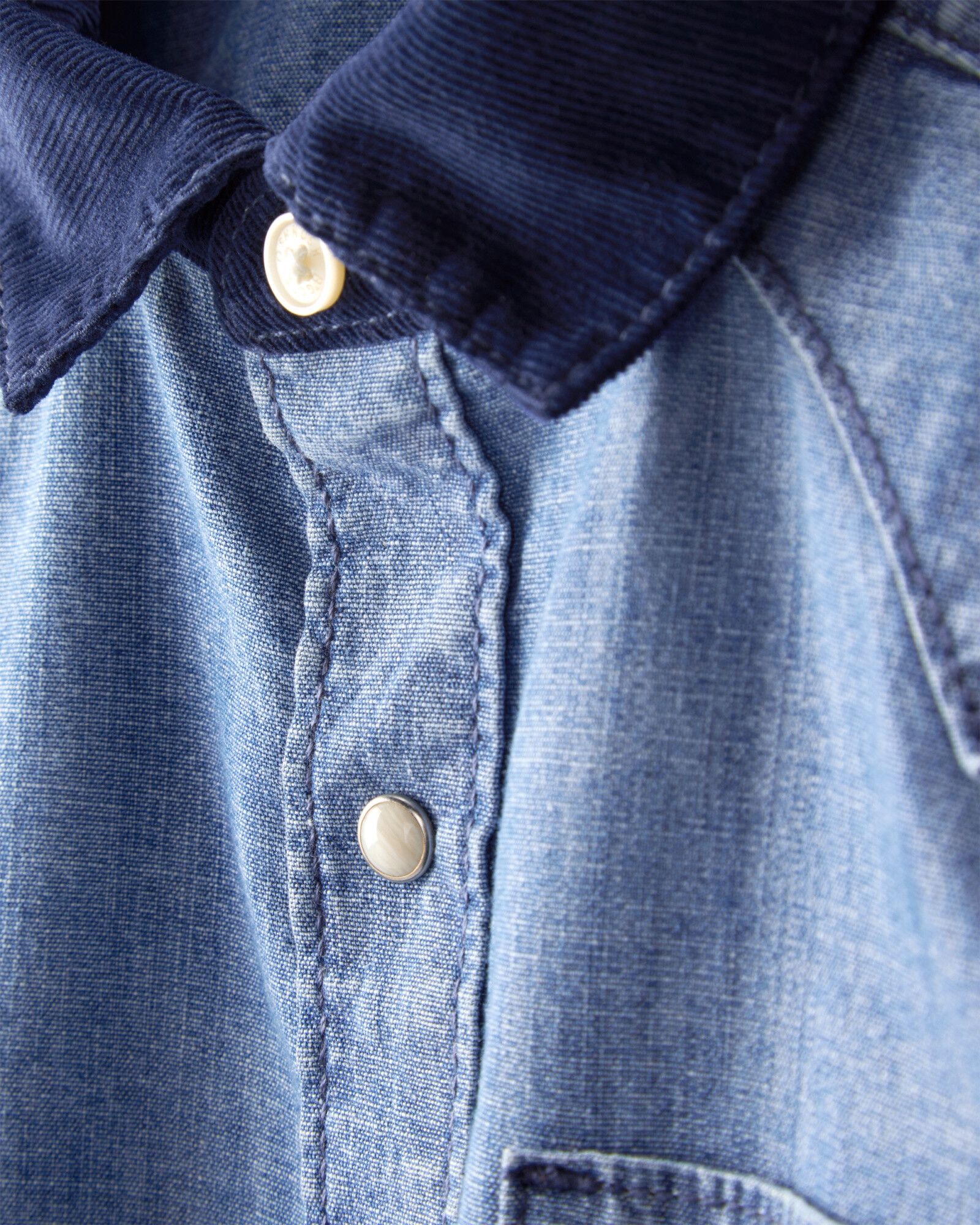 Camisa jean con cuello de pana Camisa jean con cuello de pana