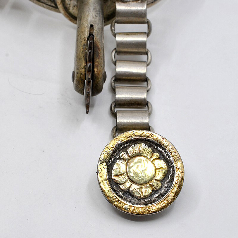 Par De Espuelas En Metal, Plata, Cuero Y Oro Par De Espuelas En Metal, Plata, Cuero Y Oro