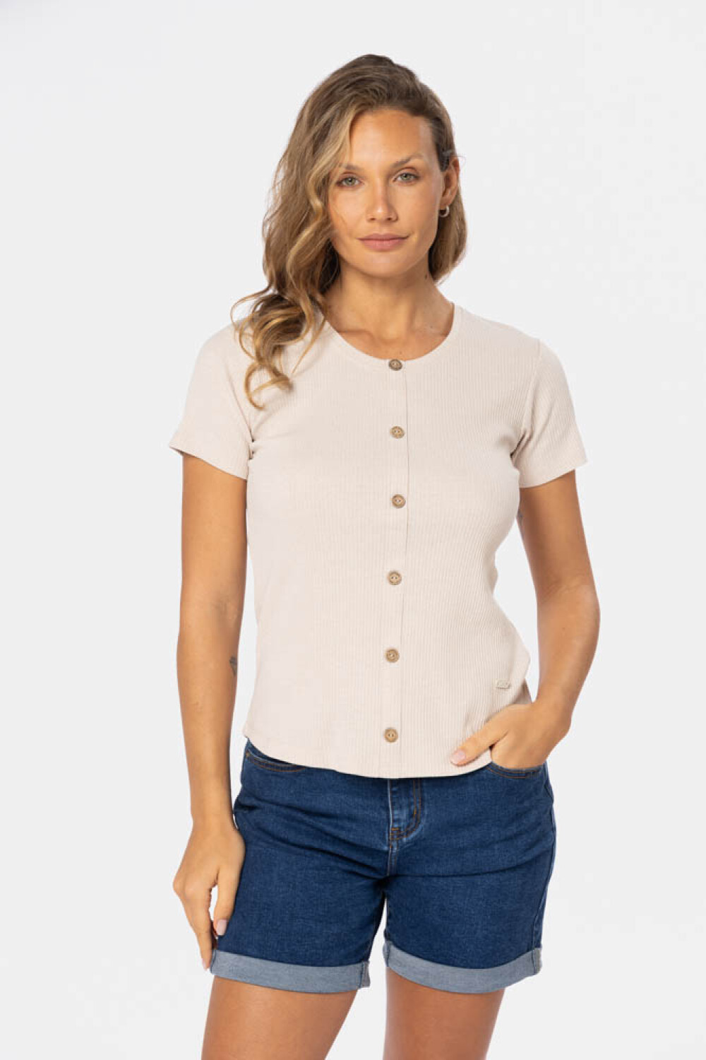 REMERA CON BOTONES Beige
