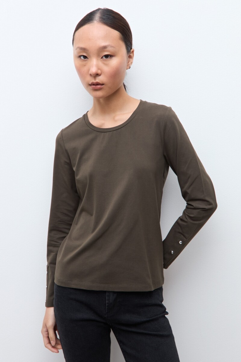 Remera botones en puños verde oliva