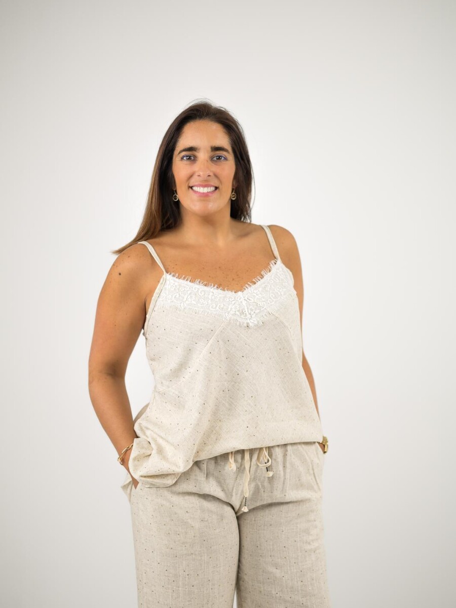 Musculosa 100% lino con dorado y broderie Musculosa 100% lino con dorado y broderie