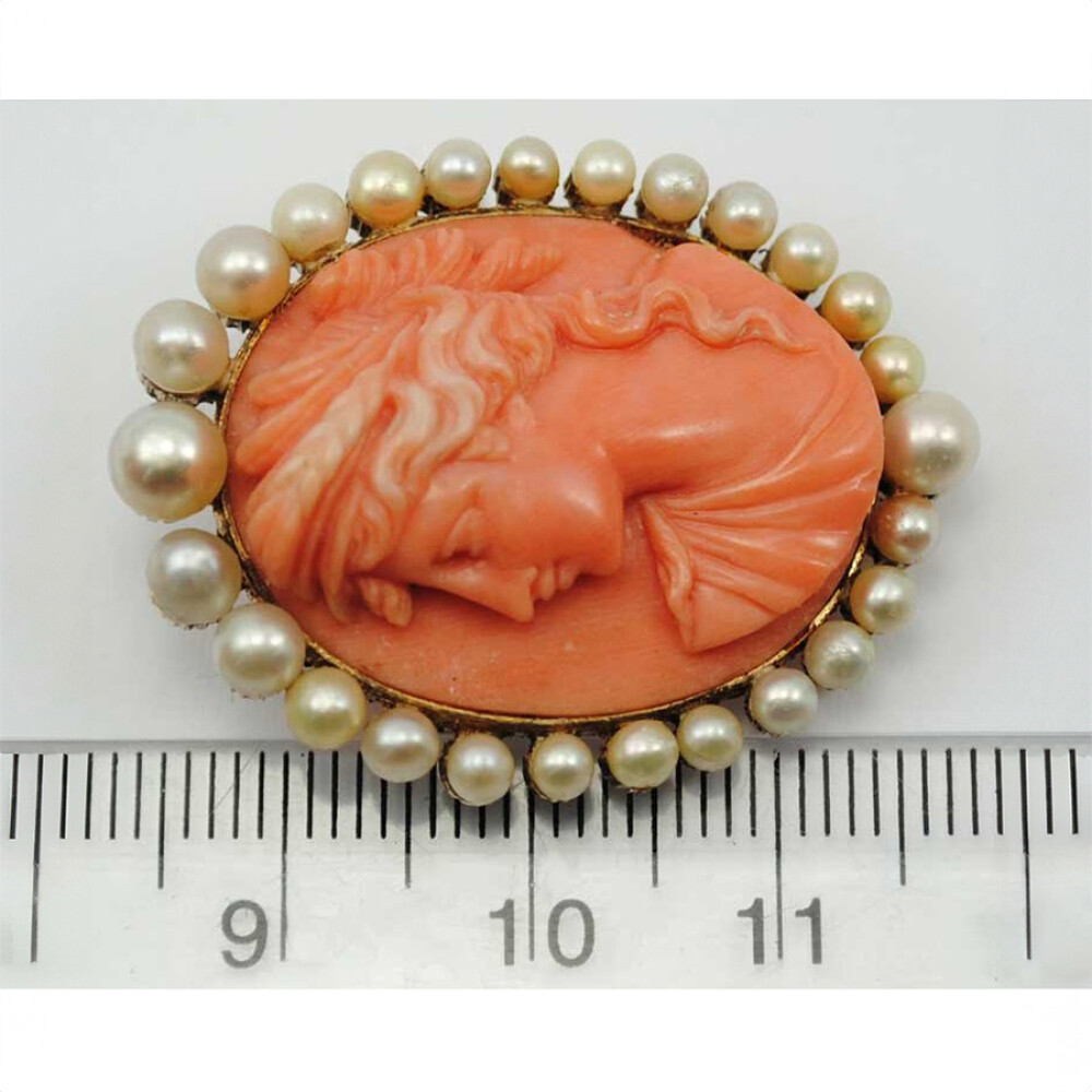 Prendedor Oro 18K, Con Camafeo De Coral Y Perlas De Cultivo Prendedor Oro 18K, Con Camafeo De Coral Y Perlas De Cultivo