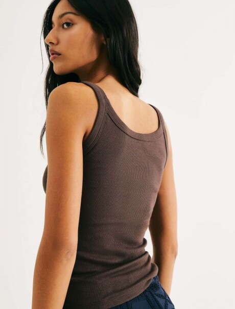 MUSCULOSA BÁSICA EN TELA ACANALADA MARRÓN