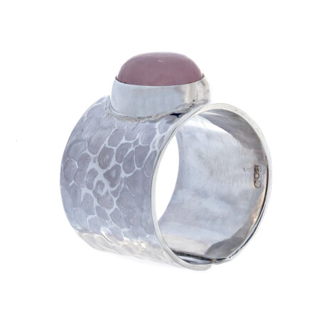 Anillo de plata 925 martillado con cuarzo rosa. Anillo de plata 925 martillado con cuarzo rosa.