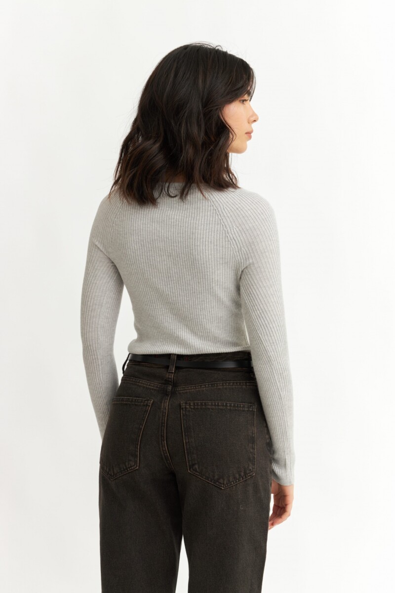 Sweater escote corazón GRIS
