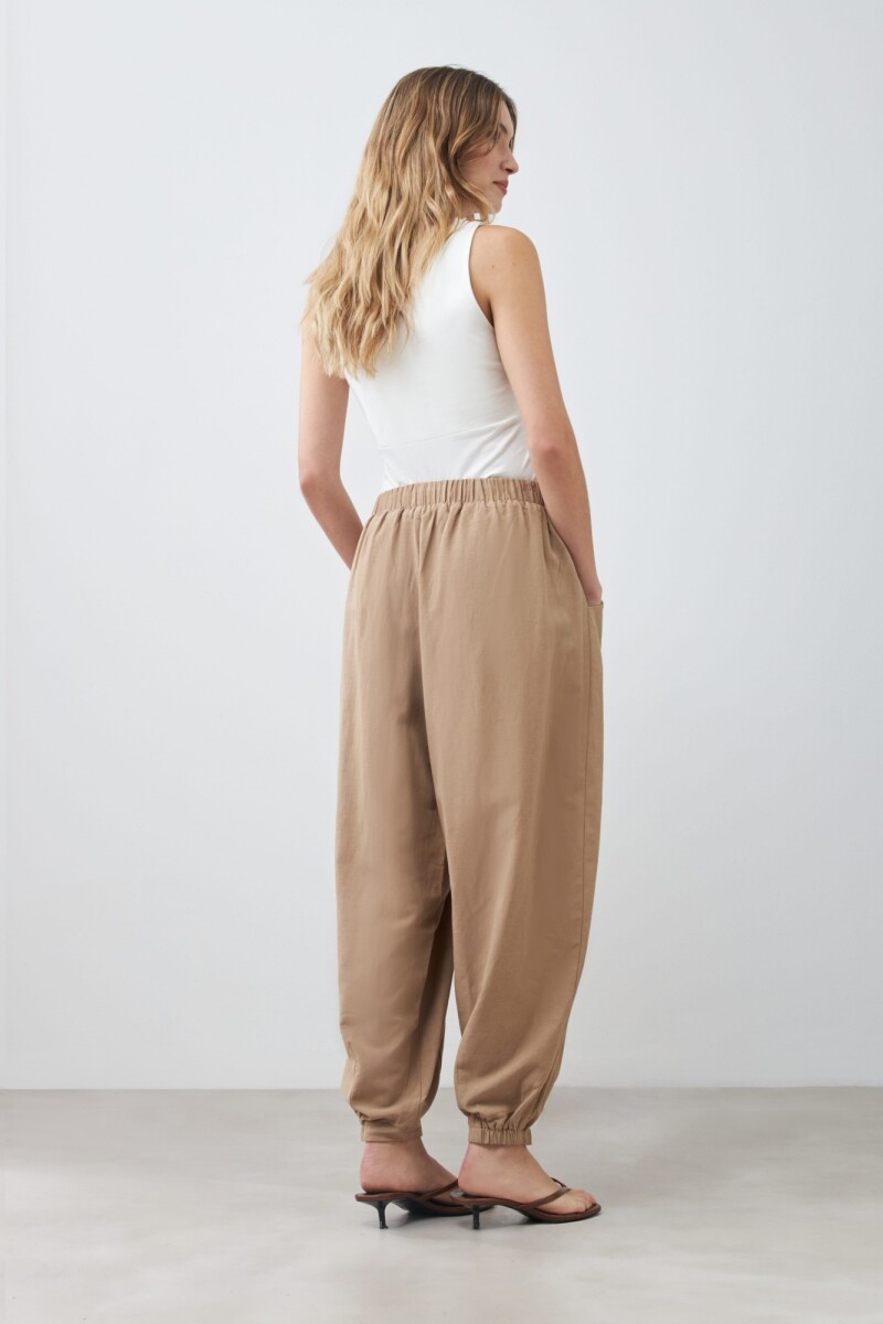 Pantalón barrel de lino tostado