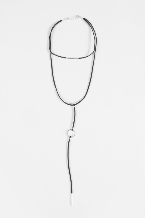 Collar cordón cuentas metálicas negro