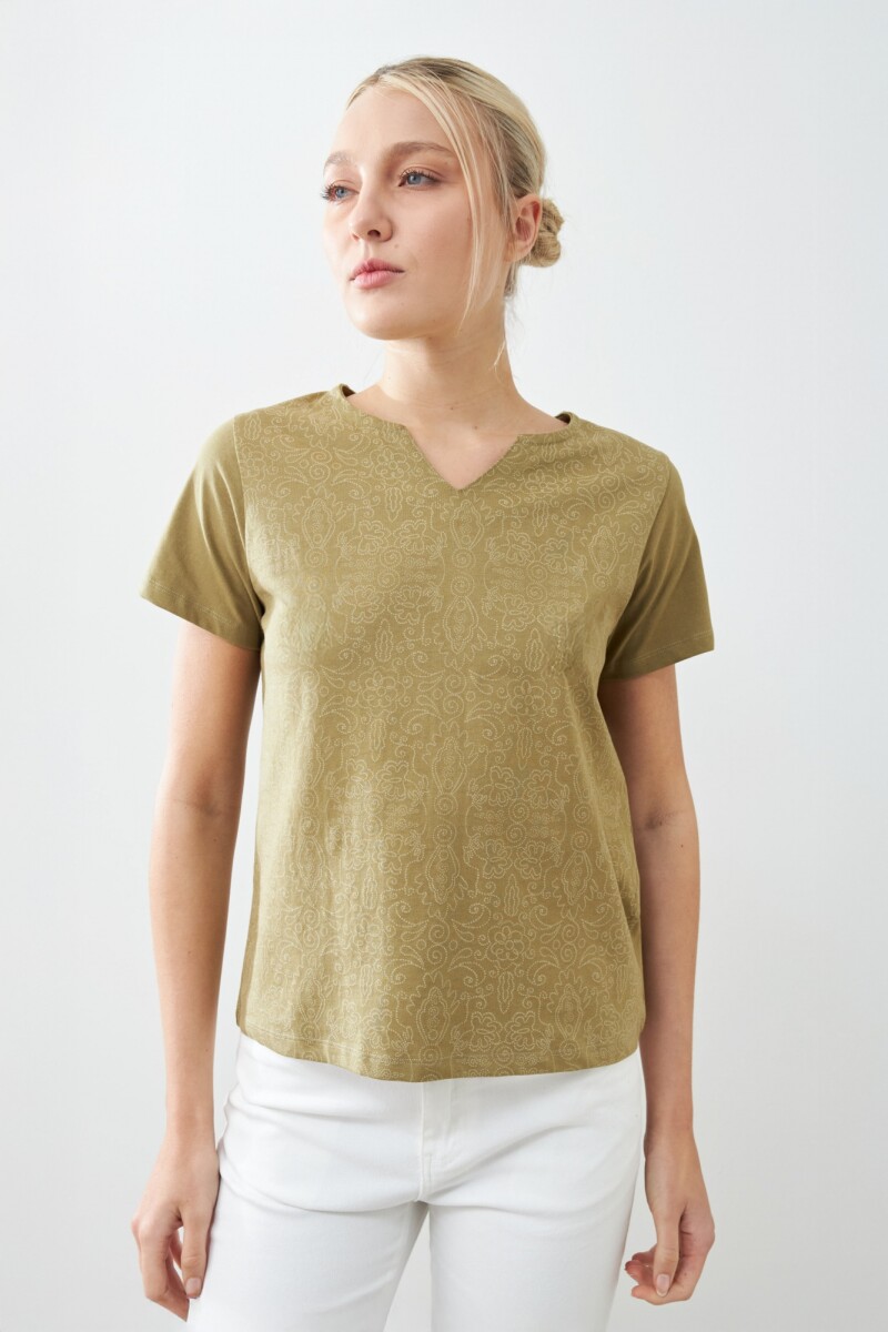 Remera puff print verde oliva