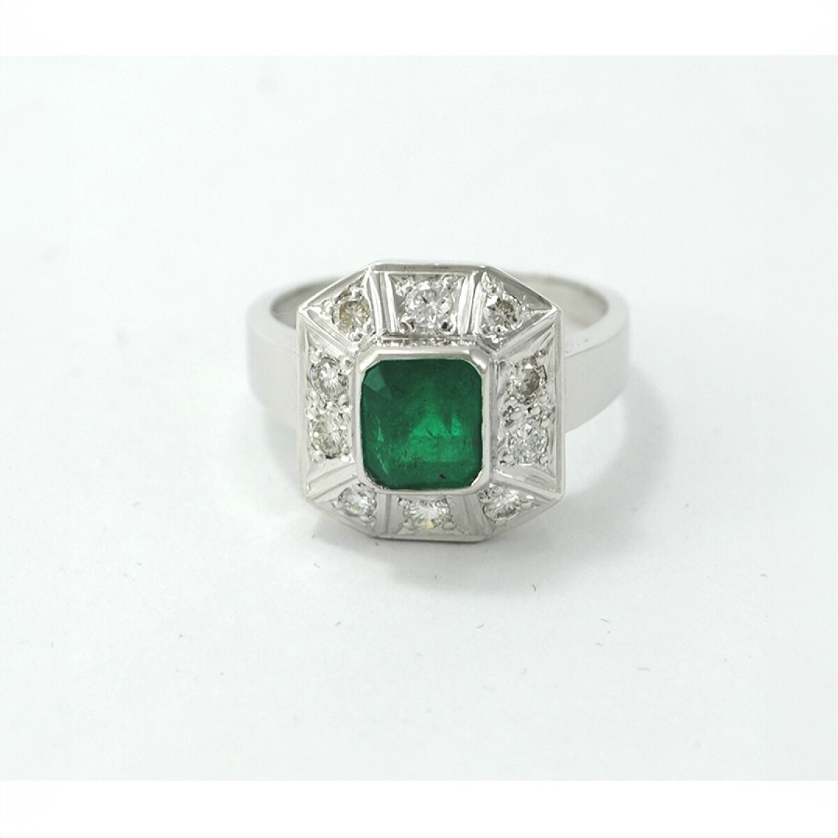 Hermoso Anillo En Platino Con Esmeralda Central Y Brillantes 
