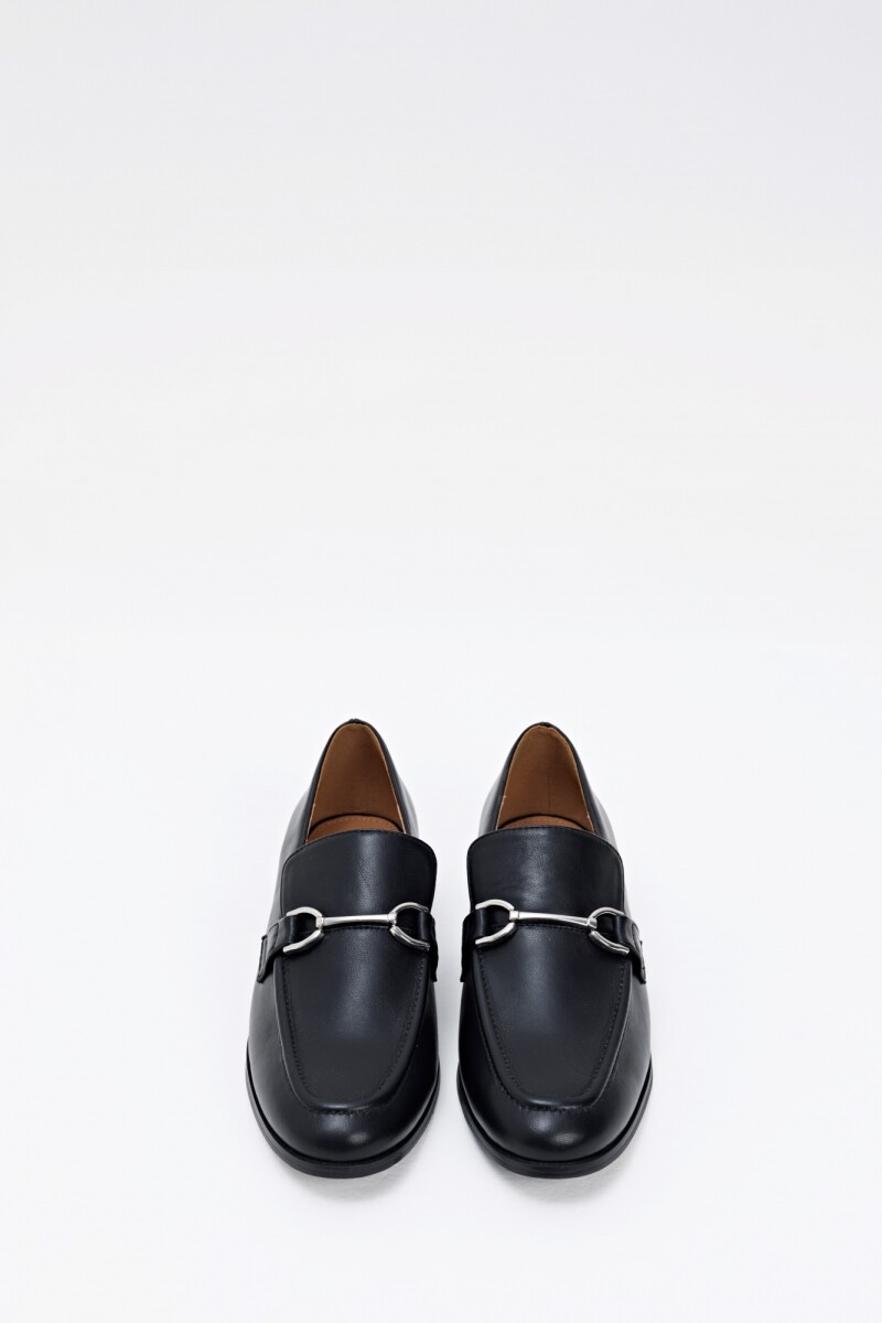 Mocasín con hebilla metálica negro