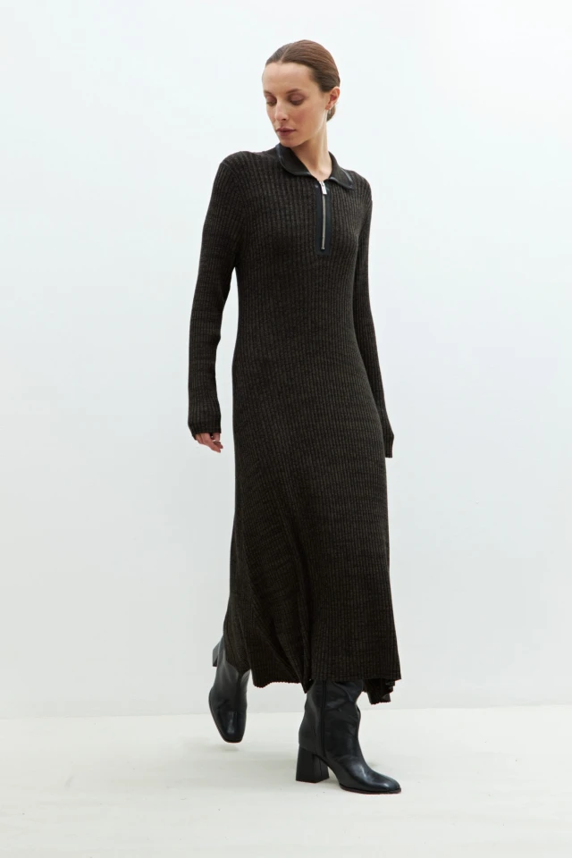 Vestido tejido cuello polo c/cierre verde oliva