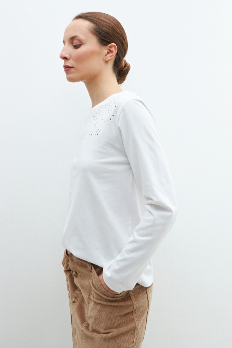 Remera con bordados calados blanco