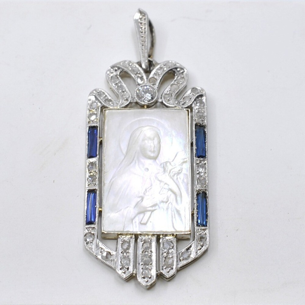 Medalla En Oro 18 Con Imagen De La Virgen En Madre Perla, Brillante, Diamantes Y Zafiros Sinteticos Medalla En Oro 18 Con Imagen De La Virgen En Madre Perla, Brillante, Diamantes Y Zafiros Sinteticos