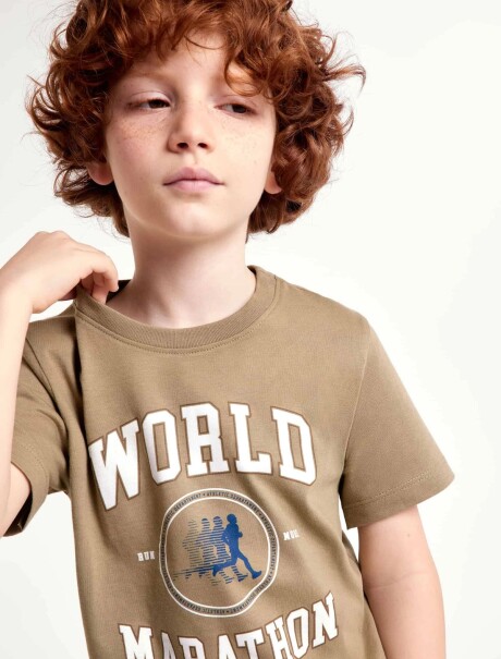 CAMISETA INFANTIL CON ESTAMPA MARRÓN