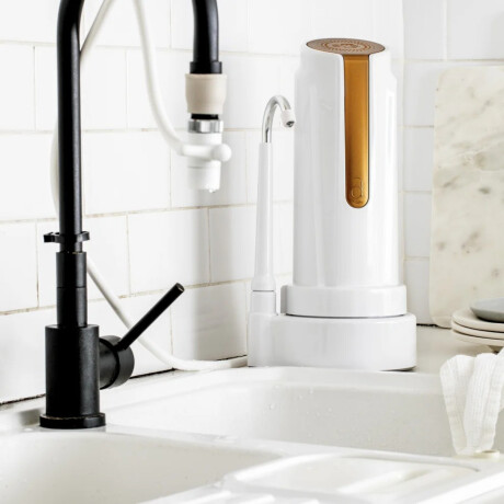 Purificador de agua Dvigi As Plus sobre mesada Dorado