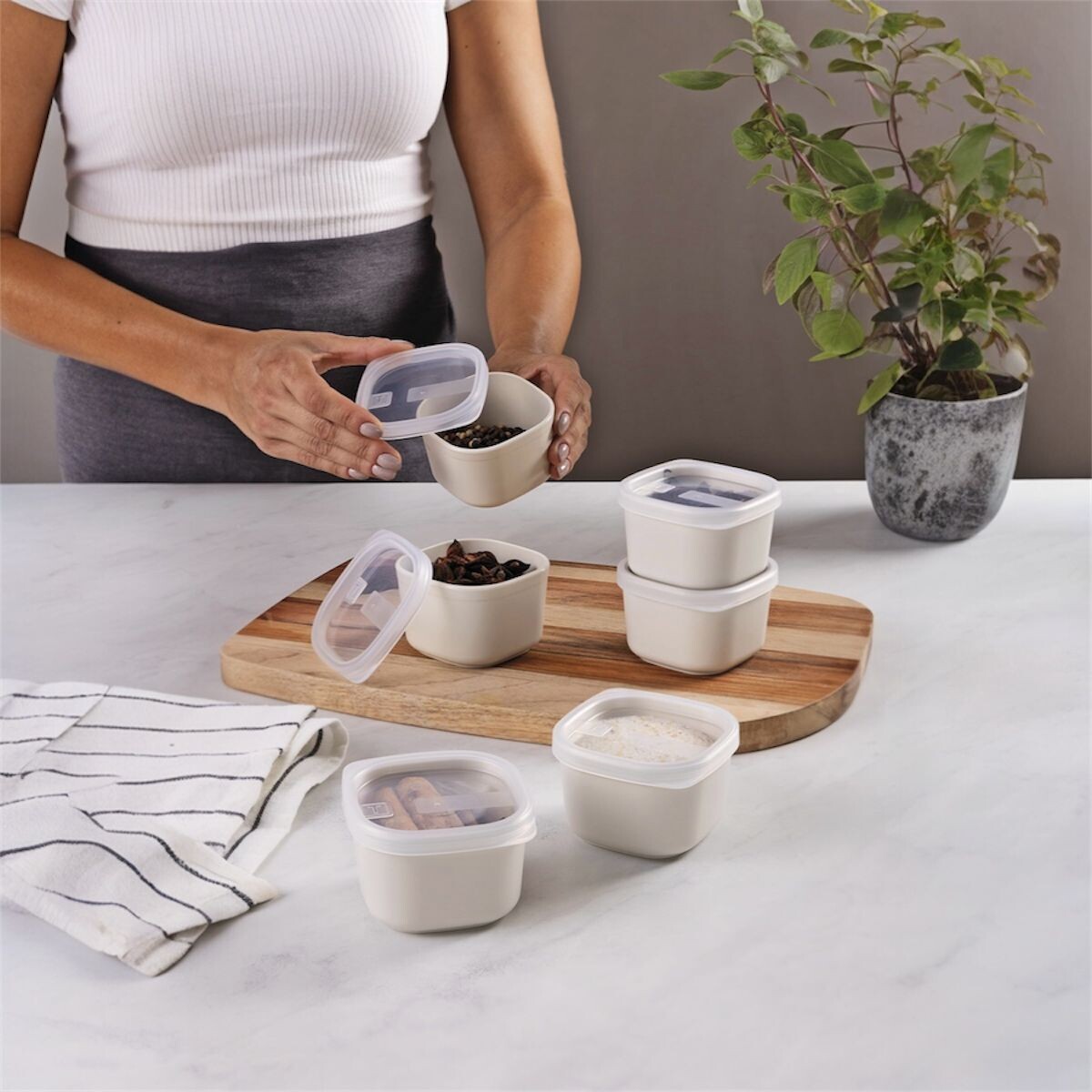 Pote Tramontina en Plástico Resistente con Tapa Transparente 150ml - Arena 