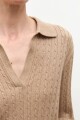 Sweater cuello polo con estructuras tostado melange