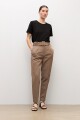 Pantalón sastrero con cinturón topo