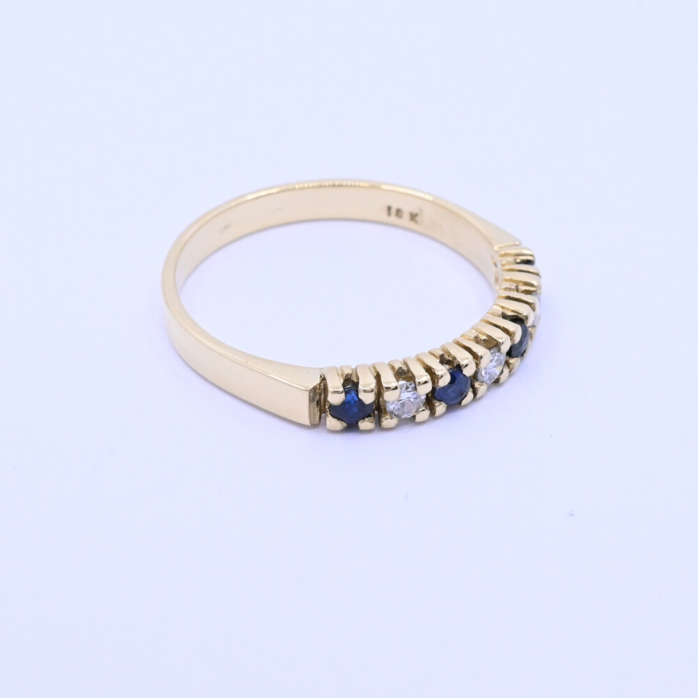 Anillo medio sin fin oro 18k amarillo con zafiros y brillantes. Anillo medio sin fin oro 18k amarillo con zafiros y brillantes.