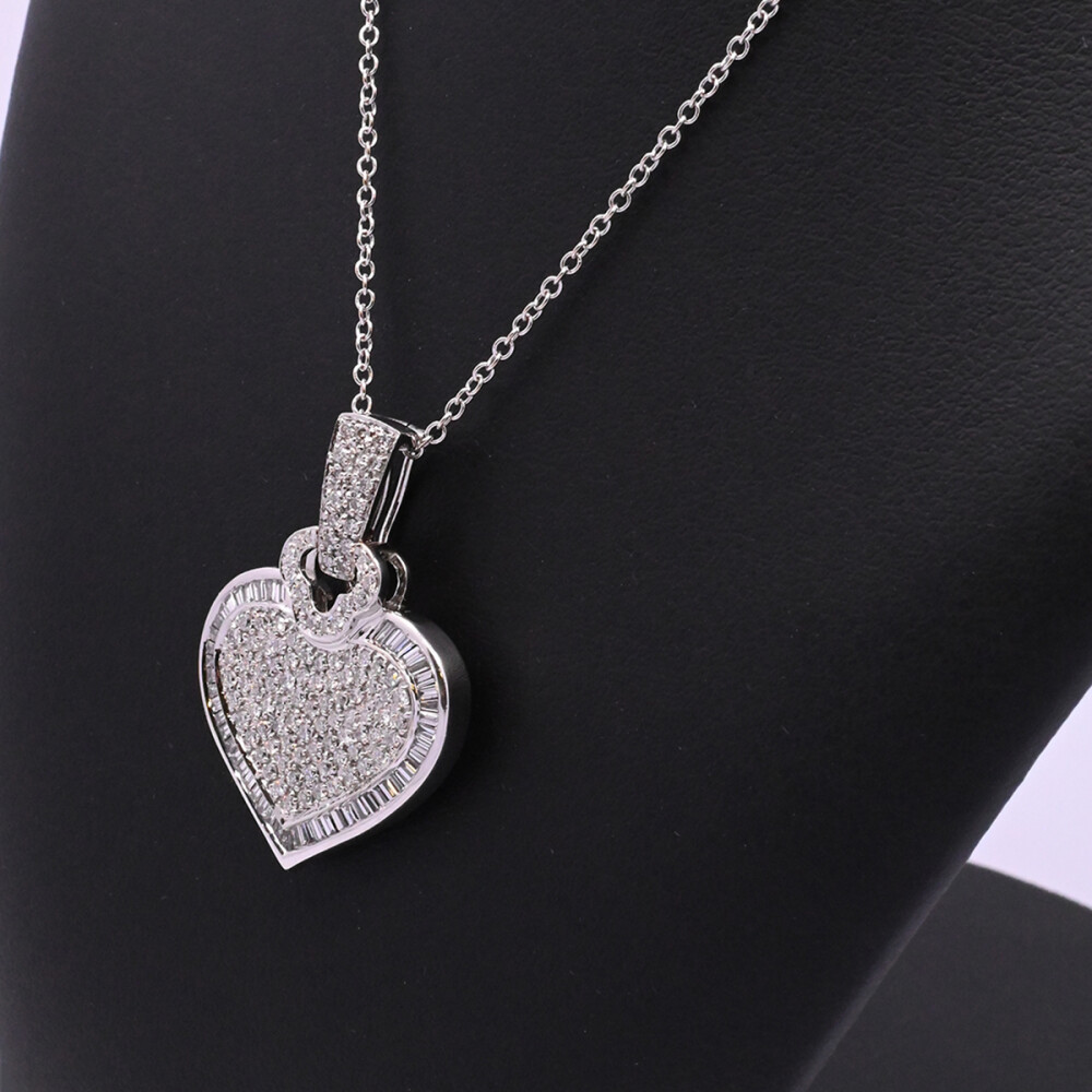 Dije oro 18k blanco corazón con brillantes baguette y redondos. Dije oro 18k blanco corazón con brillantes baguette y redondos.
