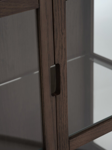 Vitrina VESTERBY baja 2 puertas roble osc Vitrina VESTERBY baja 2 puertas roble osc
