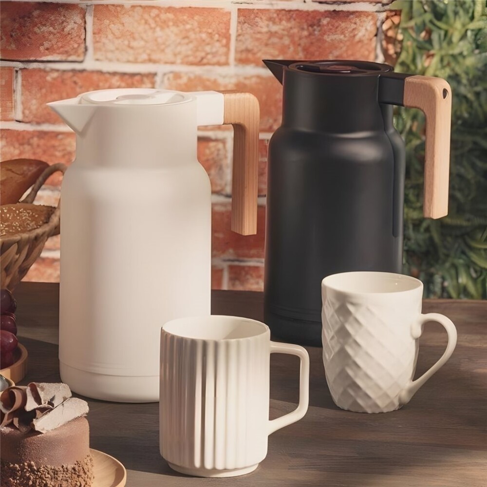 Jarra térmica recta 1L - plástico mango madera Negro