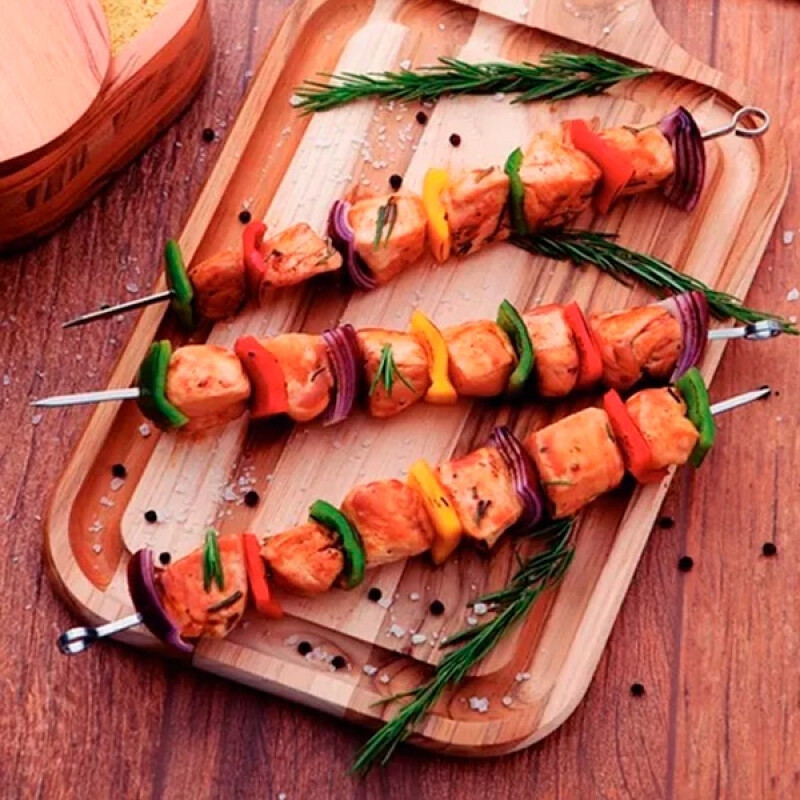 Combo ''Picada y Parrilla'' Provolonera de Cerámica, Set 6 Pinchos para Brochetas y Tabla en Cedro Combo ''Picada y Parrilla'' Provolonera de Cerámica, Set 6 Pinchos para Brochetas y Tabla en Cedro