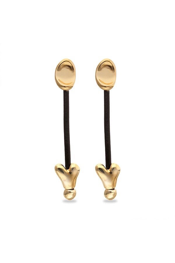 PENDIENTES LARGOS DE CUERO Y ALEACIÓN DE METALES BAÑADOS EN ORO 18K Y CORAZONES Pendiente