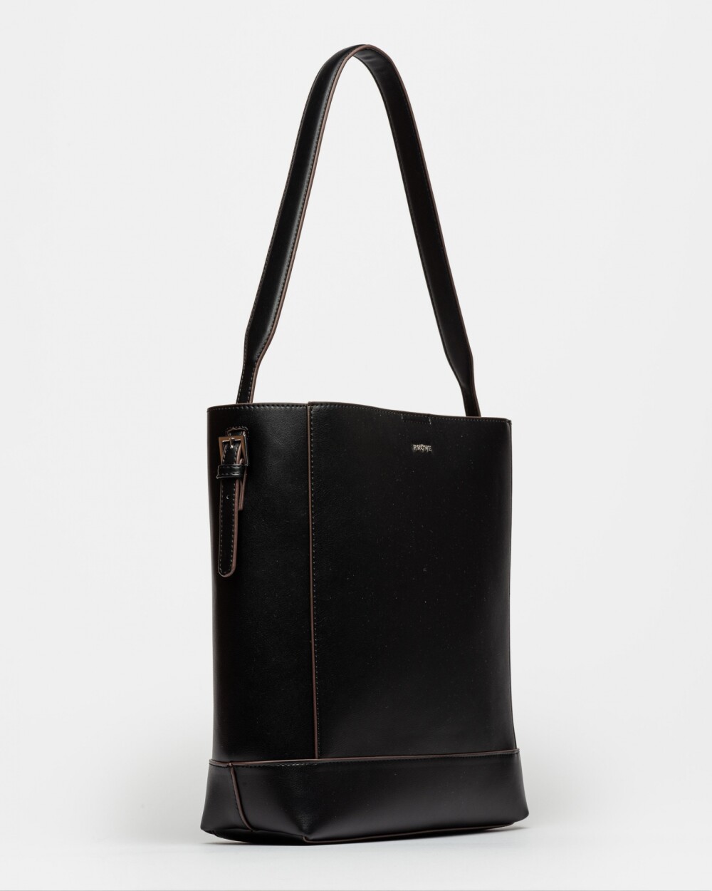 Cartera Al Hombro Akira en Efecto Cuero Liso Negro