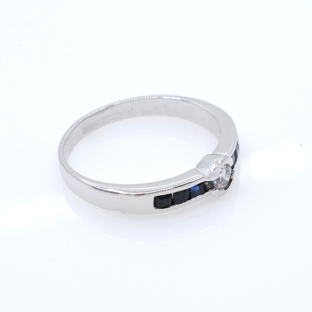 Anillo en oro 18k blanco , brillante y zafiros. Anillo en oro 18k blanco , brillante y zafiros.