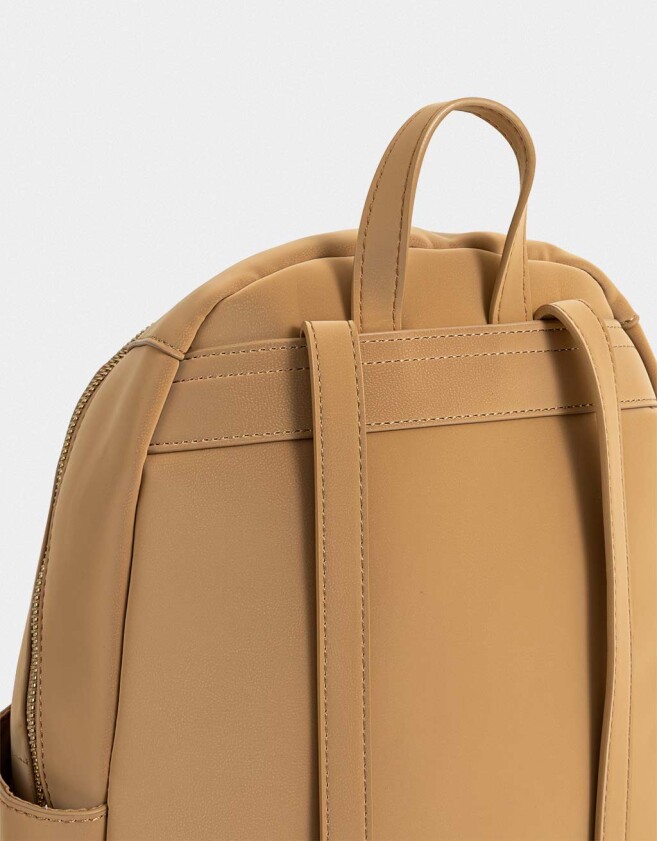 Mochilas Urbanas Mochila Con Charm - Marron Camel